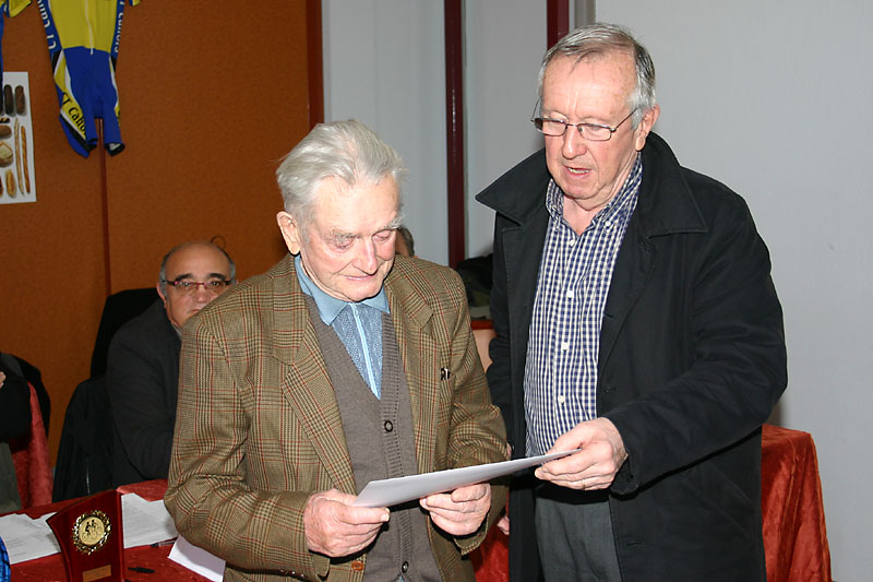 AGO-2008-09_Louis Bruère remet le diplome de Président d'honneur à René Molinier.jpg